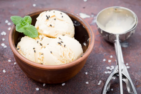 ミント、黒こま、海の塩とキャラメルのアイスクリーム. — ストック写真