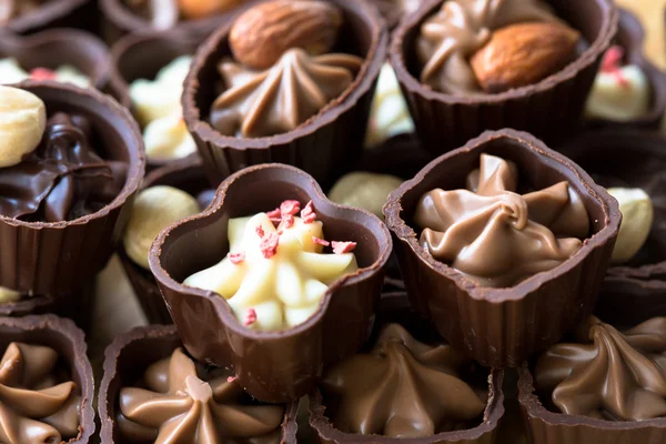 Los bombones distintos en el fondo - la comida dulce . — Foto de Stock