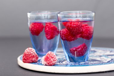 bir soğuk içecek ile Ahududu yakın çekim.