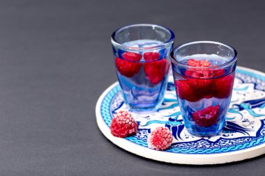 bir soğuk içecek ile Ahududu yakın çekim.