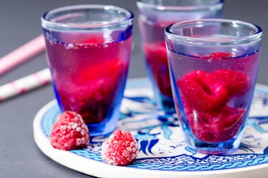 bir soğuk içecek ile Ahududu yakın çekim.