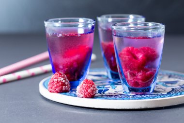 bir soğuk içecek ile Ahududu yakın çekim.