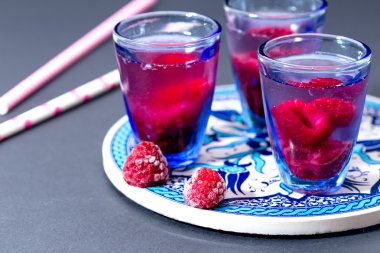 bir soğuk içecek ile Ahududu yakın çekim.