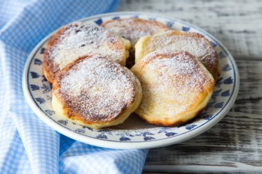 pudra şekeri ve çilek ile kırmızı cheesecakes.