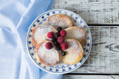 pudra şekeri ve çilek ile kırmızı cheesecakes.