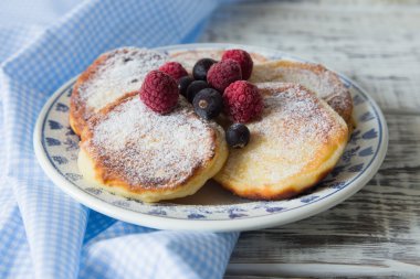 pudra şekeri ve çilek ile kırmızı cheesecakes.