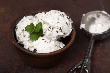 vanilyalı dondurma ile çikolata - straciatella