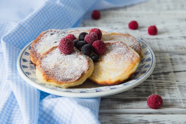 Rohe Käsekuchen mit Puderzucker und Beeren. — Stockfoto