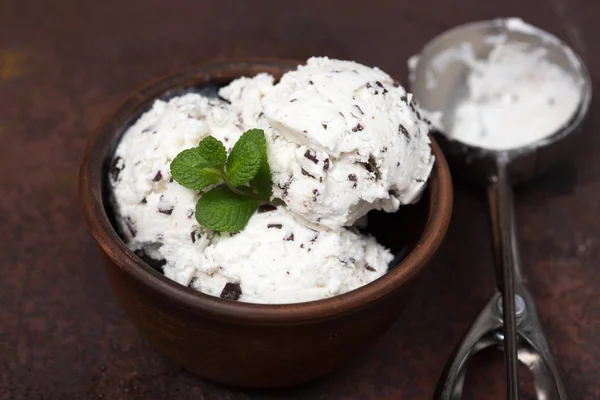 Vanilla ice cream with chocolate chips - straciatella — Stock Photo, Image