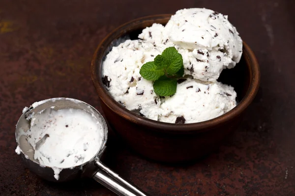 Vaniljglass med choklad chips - straciatella — Stockfoto