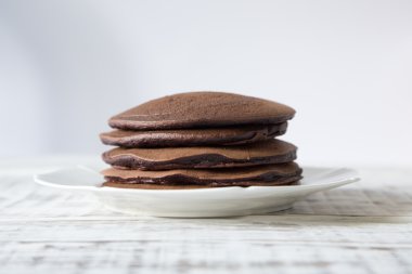 Hafif bir arka plan üzerinde çikolatalı krep