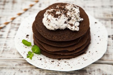 Hafif bir arka plan üzerinde dondurma ile çikolatalı krep