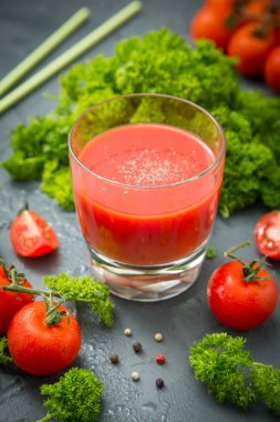 taze organik domates ve domates suyu maydanoz ile. Detoks 