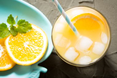 Portakal suyu cam nane, taze meyve ile. seçici odak, 