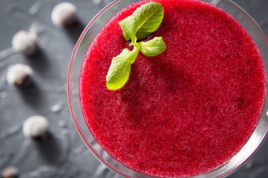 kırmızı yüzlü Dondurulmuş çilek, seçici odak, üstten görünüm. ,