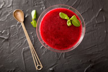 kırmızı yüzlü Dondurulmuş çilek, seçici odak, üstten görünüm. ,