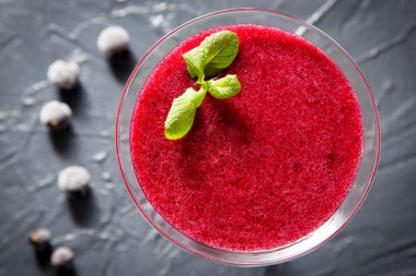 kırmızı yüzlü Dondurulmuş çilek, seçici odak, üstten görünüm. ,