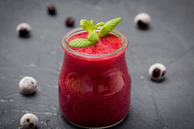 kırmızı yüzlü Dondurulmuş çilek, seçici odak, üstten görünüm. ,