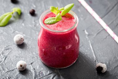 kırmızı yüzlü Dondurulmuş çilek, seçici odak, üstten görünüm. ,