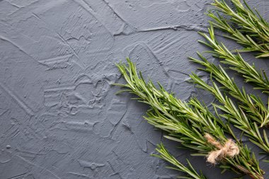 Koyu gri arka planda iple bağlanmış biberiye şeritleri