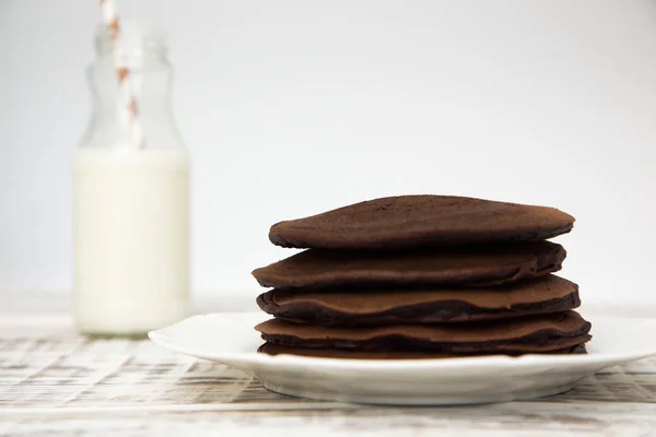 明るい背景にチョコレートのパンケーキ — ストック写真