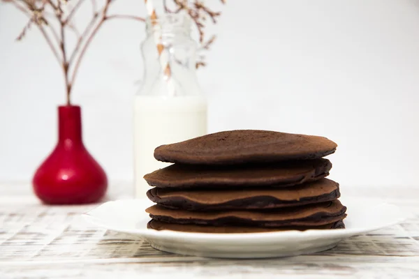 Hafif bir arka plan üzerinde çikolatalı krep — Stok fotoğraf
