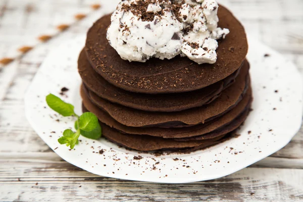 Choklad pannkaka med glass på en ljus bakgrund — Stockfoto