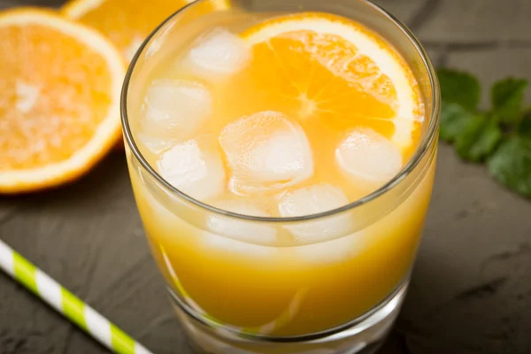 Zumo de naranja en vaso con menta, frutas frescas. enfoque selectivo , —  Fotos de Stock