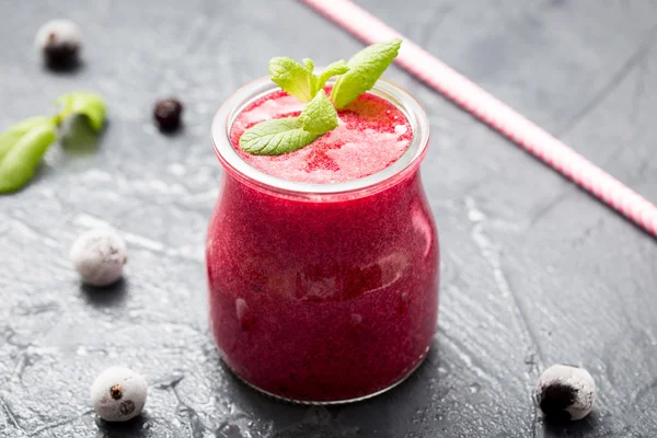 kırmızı yüzlü Dondurulmuş çilek, seçici odak, üstten görünüm. ,