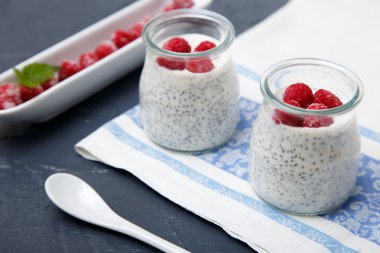 Chia tohum puding ile Ahududu cam kavanozda.