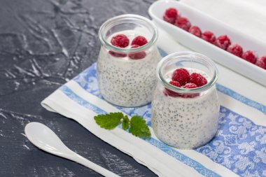 Chia tohum puding ile Ahududu cam kavanozda.