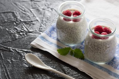 Chia tohum puding ile Ahududu cam kavanozda.