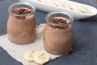 Chia tohum, muz ve fındık, bir cam ile Çikolatalı puding 