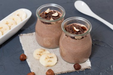 Chia tohum, muz ve fındık, bir cam ile Çikolatalı puding 