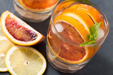 kırmızı portakal, limon ve nane taze ev yapımı limonata