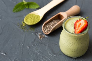 Matcha yeşil çay chia tohum puding, tatlı taze nane ile ve 