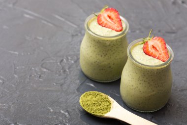 Matcha yeşil çay chia tohum puding, tatlı taze nane ile ve 