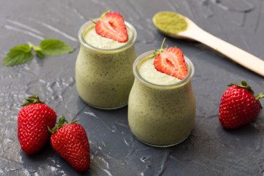 Matcha yeşil çay chia tohum puding, tatlı taze nane ile ve 