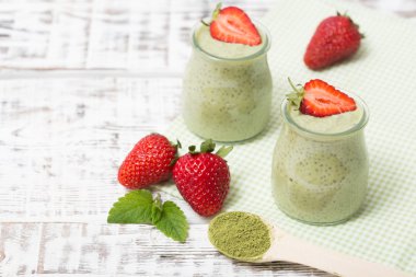Matcha yeşil çay chia tohum puding, tatlı taze nane ile ve 