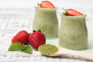 Matcha yeşil çay chia tohum puding, tatlı taze nane ile ve 