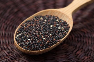 Porsiyon çiğ gluten ücretsiz siyah Quinoa (detaylı yakın çekim 