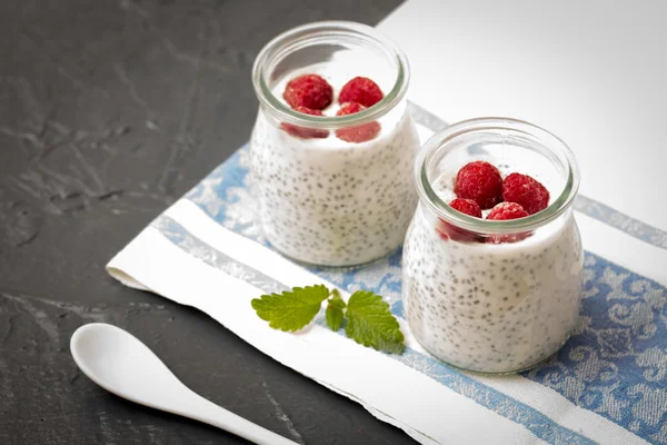 Chia tohum puding ile Ahududu cam kavanozda.