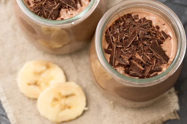 Chocolade pudding met chia zaad, bananen en noten, in een glas — Stockfoto