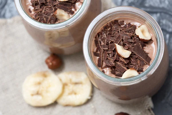 Chia tohum, muz ve fındık, bir cam ile Çikolatalı puding 