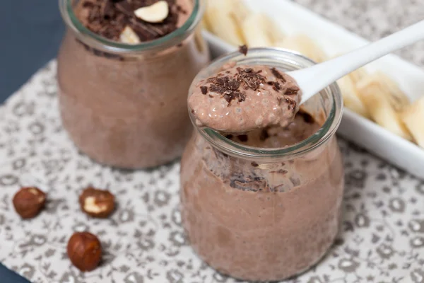 Chia tohum, muz ve fındık, bir cam ile Çikolatalı puding 