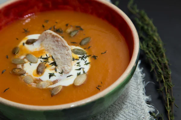 Zuppa di crema di zucca con filetto di pollo, timo e semi di zucca . — Foto Stock