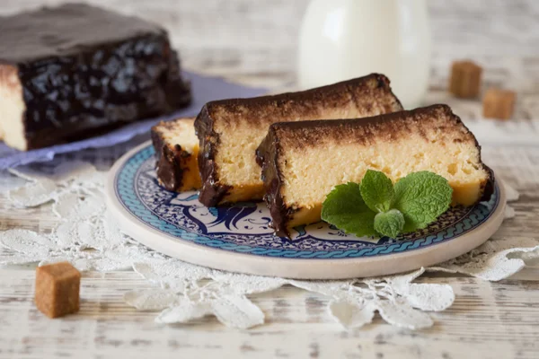 çikolata ile süzme peynir güveç. Cheese Cake Lviv. Ukrai