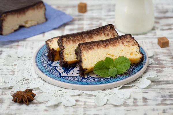 çikolata ile süzme peynir güveç. Cheese Cake Lviv. Ukrai