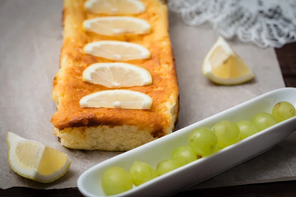 Сирний пиріг прикрашений лимоном і виноградом — стокове фото