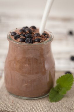 Chia tohum çikolatalı puding ile sağlıklı kahvaltı ya da sabah snack